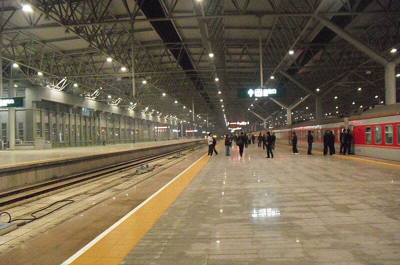 File:Platforms of Yichang East Railway Station.JPG