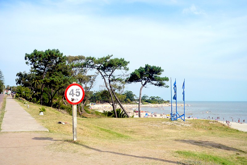 File:Playa Manza vista desde Rambla esquina Calle 26 de Atlántida Ruta 10 Canelones Uruguay Verano 2012 - panoramio (2).jpg