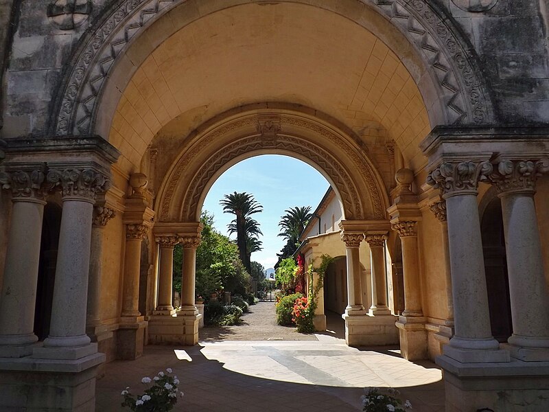 File:Porche d'entrée Abbaye de Lérins.JPG