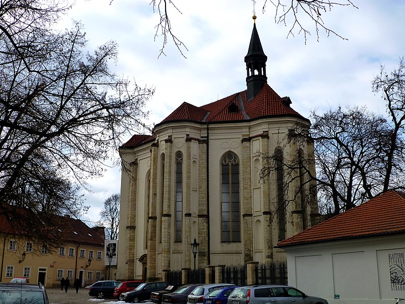 File:Prag – Pfarrkirche St. Rochus vor dem Kloster Strahov - Farní kostel svatého Rocha - panoramio (1).jpg