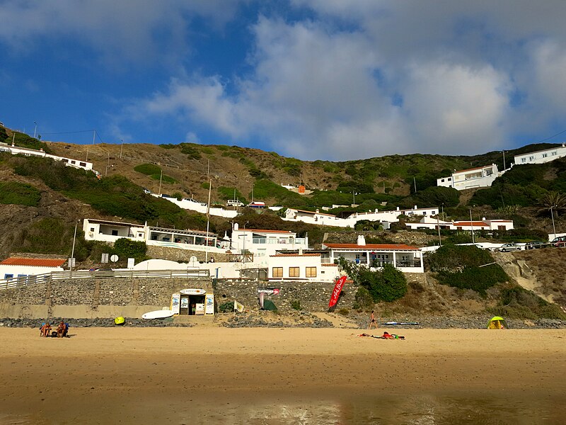 File:Praia da Arrifana, West Algarve (2).jpg