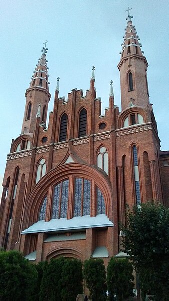 File:Przedecz - fasada kościoła.jpg