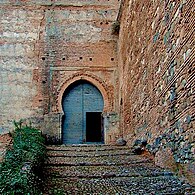 Acceso a la puerta de las Armas desde la ciudad