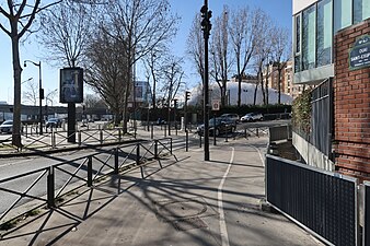 Au croisement avec le quai Saint-Exupéry.