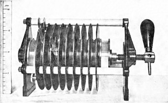 Quenched spark gap from transmitter, left. The handle turns a screw which puts pressure on the stack of cylindrical electrodes, allowing the gap widths to be adjusted.