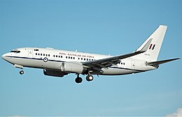 Avião de passageiros a jato duplo em voo, rodas abaixadas