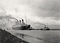 Die Titanic fährt aus dem Hafen von Belfast in Nordirland. In dieser Stadt wurde sie gebaut.