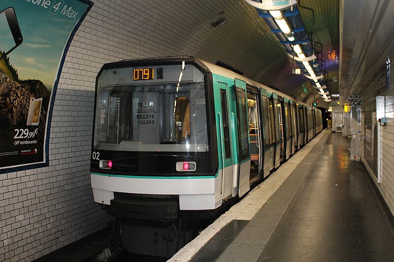 File:Rame Métro Station Pré St Gervais Paris 3.jpg