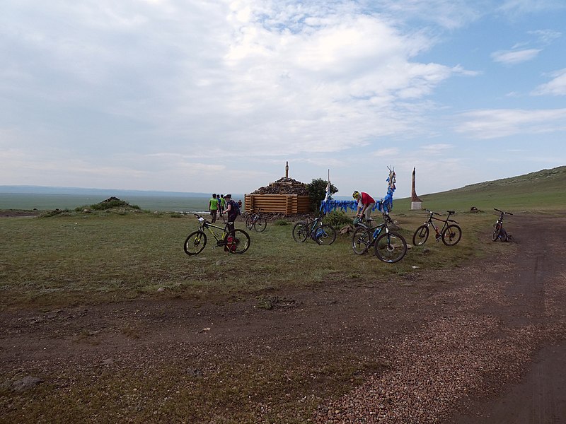 File:Reisegruppe auf Fahrrädern am Rand eines Schutzgebiets im Kreis Binder, Provinz Chentii, Mongolei II.jpg