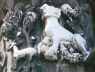 Català: Relleu amb un cervatell (esquerra) i relleu amb una lleona i els seus cadells (dreta).