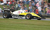 Leclère esittelemässä Alain Prostin entistä Renault RE40 -autoa Doningtonissa 2007.