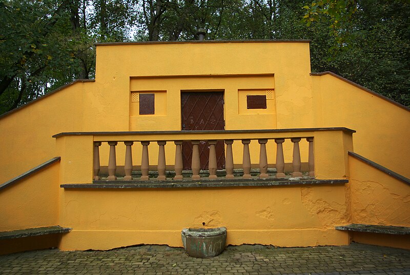 File:Reservoir of municipial waterworks in Park Sanok front.jpg