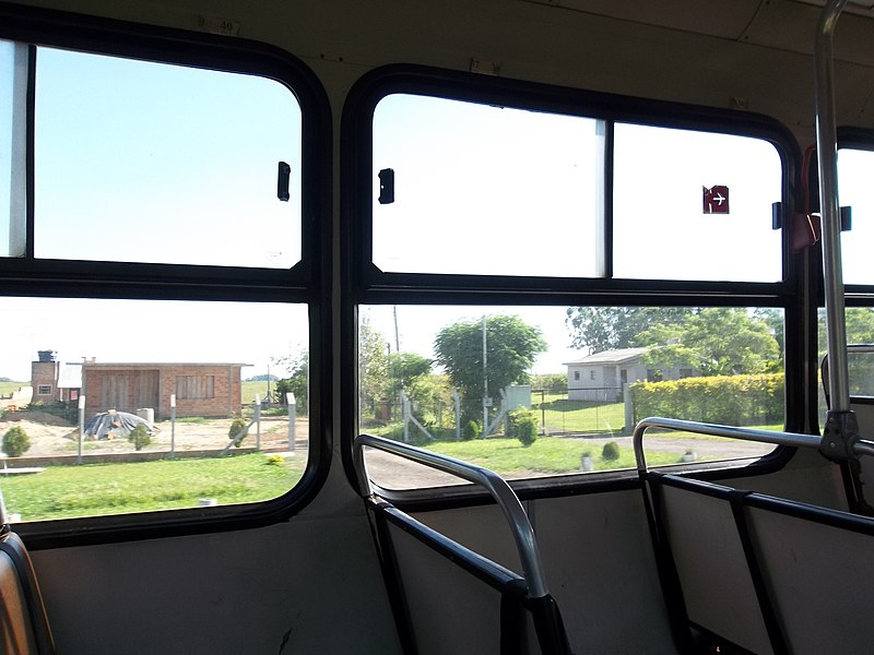 File:Residências do distrito da Palma vista de dentro da janela do Linha Sete - panoramio.jpg