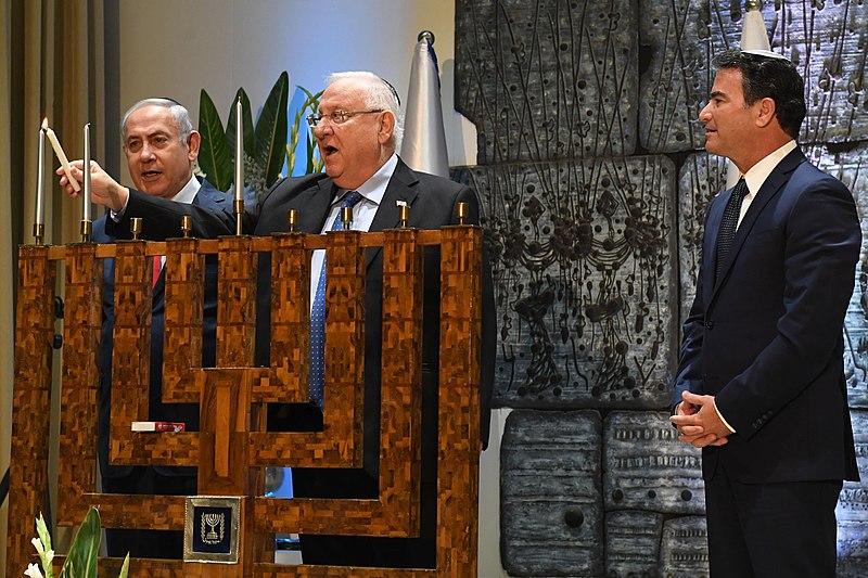 File:Reuven Rivlin, Benjamin Netanyahu and Yossi Cohen award certificates of excellence to 13 outstanding Mossad employees for 2017, December 2017 (O906).jpg