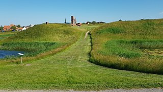 Der er adgang til borgbanken via en dæmning fra nord