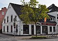 Deutsch: Wohnhaus mit Laden Rollberg 2 in Wedel. This is a photograph of an architectural monument. It is on the list of cultural monuments of Wedel, no. 52.