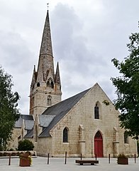 L'église paroissiale Notre-Dame vue depuis la place de la Mairie.
