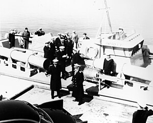 Amiral Arleigh Burke och viceamiral Erling Hostvedt inspekterar den norska motortorpedbåten Nasty i maj 1960.