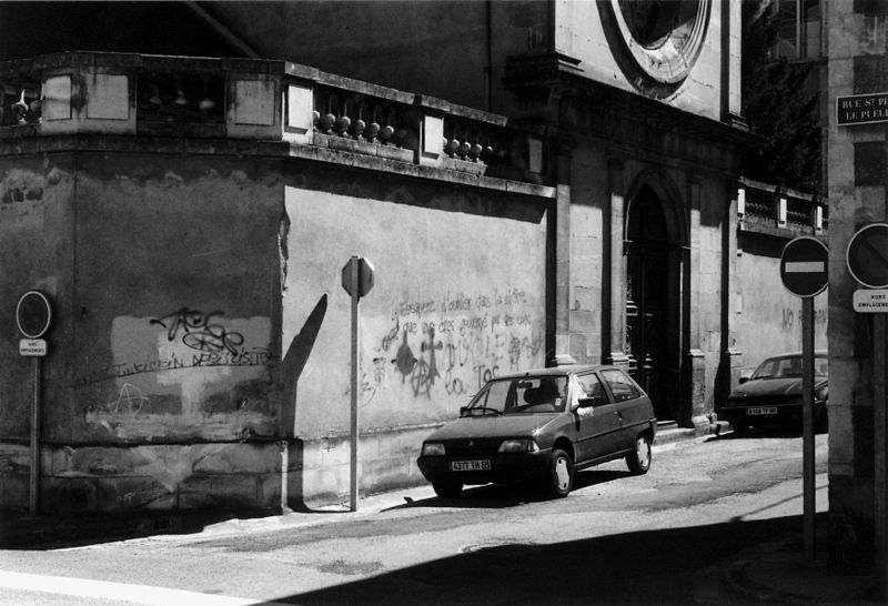 File:Rue de la trinité Poitiers 2001.jpg