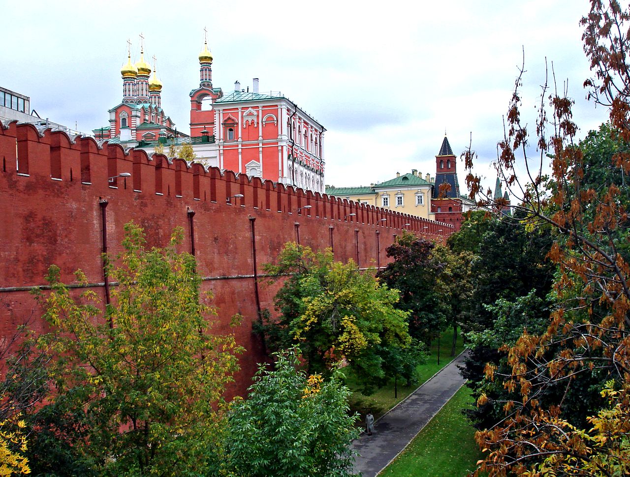 Постройки кремля. Писарская Московский Кремль. Дата постройки Кремлевские стены. Центральная башня Южной стены Московского Кремля 9 букв. Золотая стена Кремль.