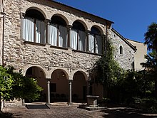 San severino, pinacoteca tacchi-venturi, giardino con portico e pozzo 03.jpg