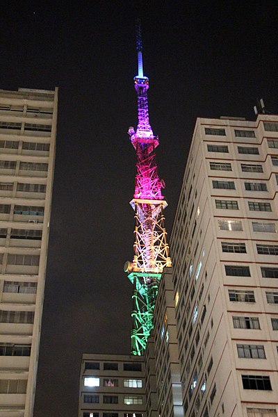 File:Sao paulo, avenida paulista, di notte, antenna colorata 03.JPG