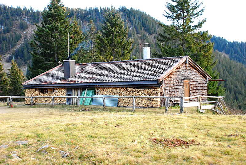 File:Schliersee Schönfeldalmen Bergwacht.JPG