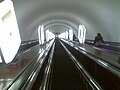 Rolltreppe von der Zwischenlobby zum Bahnsteig