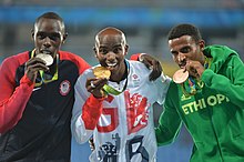 Die Medaillengewinner: Paul Chelimo (links, Silber) / Mo Farah (Mitte, Gold) / Hagos Gebrhiwet (rechts, Bronze)