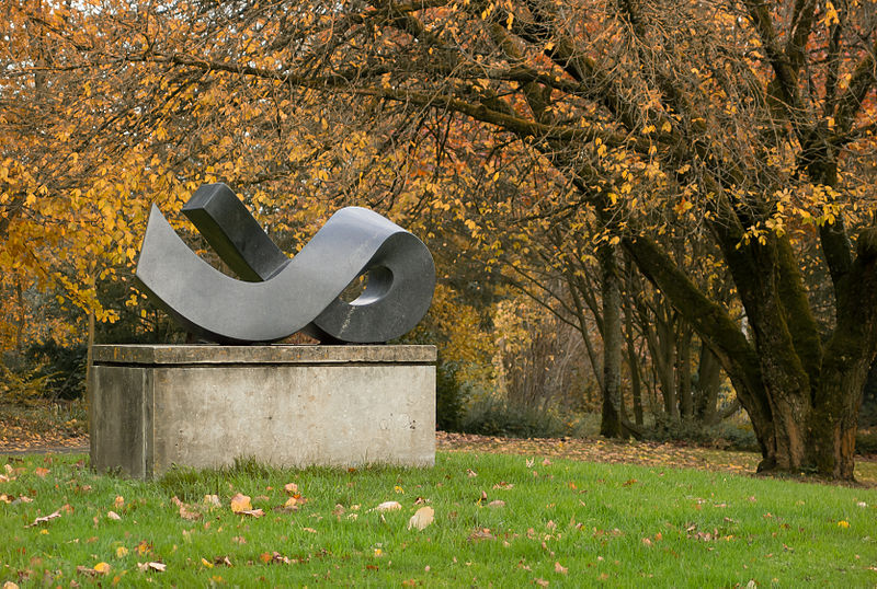 File:Skulptur Meteorit Gruga Park Essen 2013.jpg