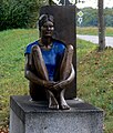 Guido Messer: Sitzendes Mädchen, Bronze und Lackfarbe, 1998/1999