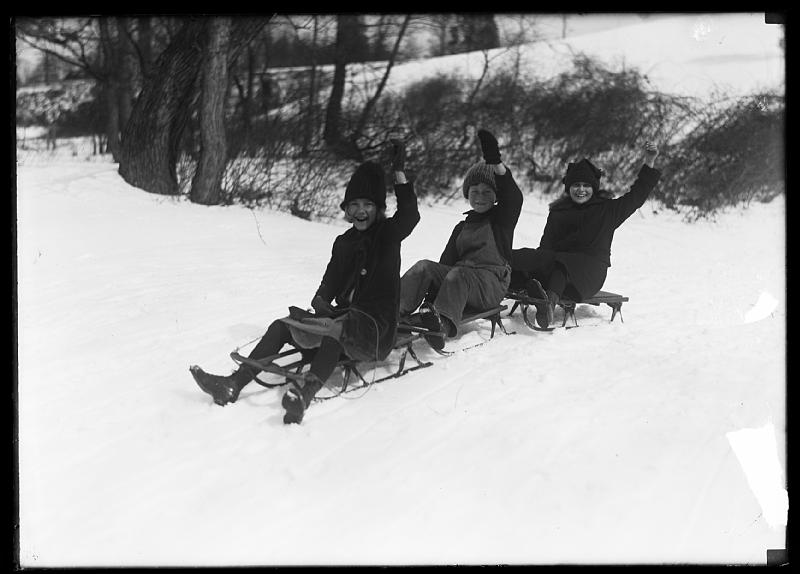 File:Snow children sledding washington d.c.29871a.tif