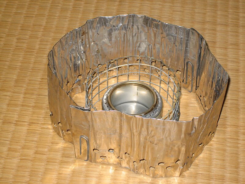 File:Soda can stove and stand and wind screen.jpg