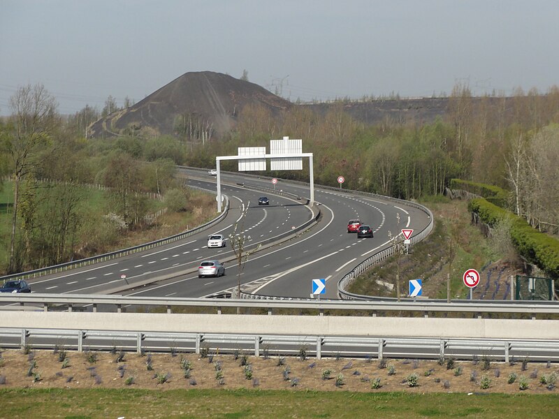 File:Somain - Fosse De Sessevalle, vue vers le terril et les anciennes voies (B).JPG