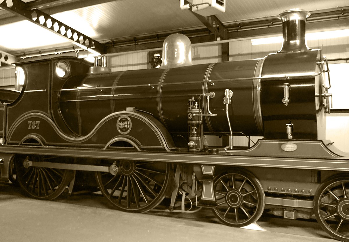 https://upload.wikimedia.org/wikipedia/commons/thumb/3/3c/South_Eastern_%26_Chatham_Railway_Class_D_4-4-0_steam_locomotive_No_737%2C_1901_National_Railway_Museum_NRMObjectNumber1975-7006.jpg/1200px-South_Eastern_%26_Chatham_Railway_Class_D_4-4-0_steam_locomotive_No_737%2C_1901_National_Railway_Museum_NRMObjectNumber1975-7006.jpg