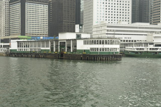 "Star Ferry" Pier (June 2006).