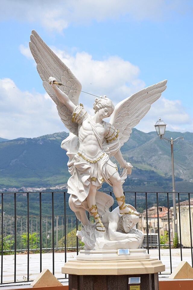 File:Statua di San Michele Arcangelo.jpg - Wikipedia