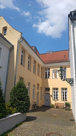 Suitbertus-Stiftsplatz 9–10 20170722