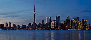 Toronto panorámája napnyugtakor a Toronto-szigetekről nézve