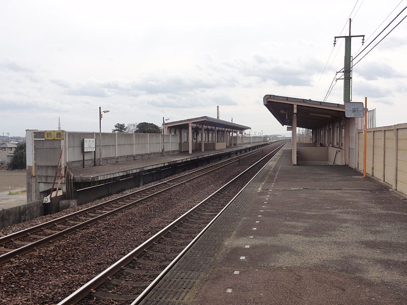 File:Suzuka-Station-Platform-20120115.jpg