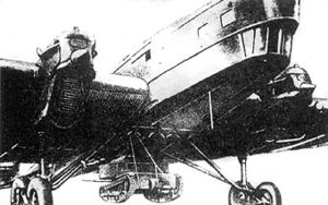 Letoun TB-3 s podvěšeným tančíkem T-27