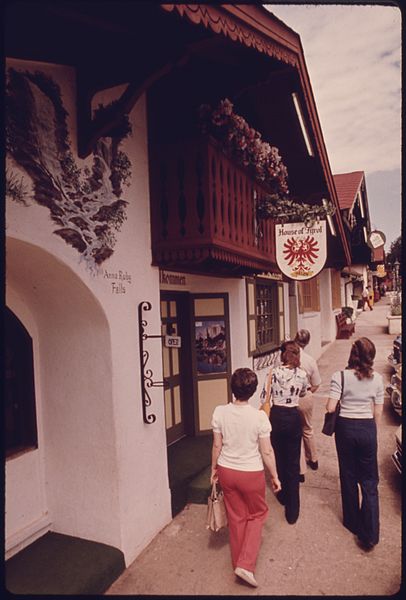 File:TOURISTS PASS THE HOUSE OF TYROL ON THE MAIN STREET OF HELEN GEORGIA, NEAR ROBERTSTOWN. PAINTING ON THE WALL AT THE... - NARA - 557654.jpg