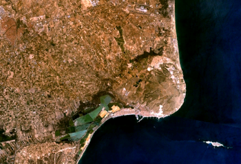 Fotografía desde satélite de Tabarca, en la esquina inferior derecha, frente a la costa de Santa Pola.