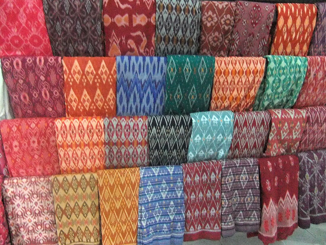 File:Tenun Ikat Lombok.JPG