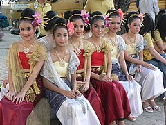Smukke thaikvinder i traditionelle kostumer, Chiang Mai (2005)