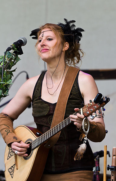 File:Tibetréa Wave-Gotik-Treffen 2015 05.jpg