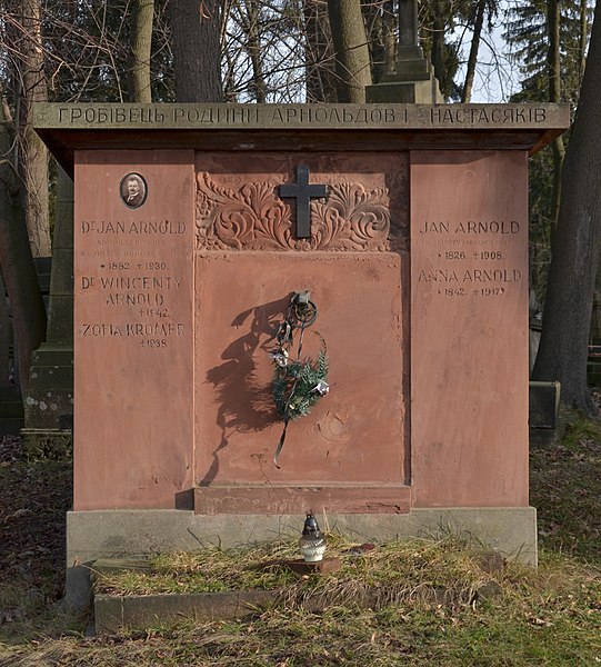 File:Tomb of Arnold and Nastasiak families (01).jpg