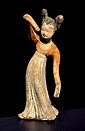 Tonfigur einer Tänzerin, China, Tang-Dynastie, 8. Jahrhundert