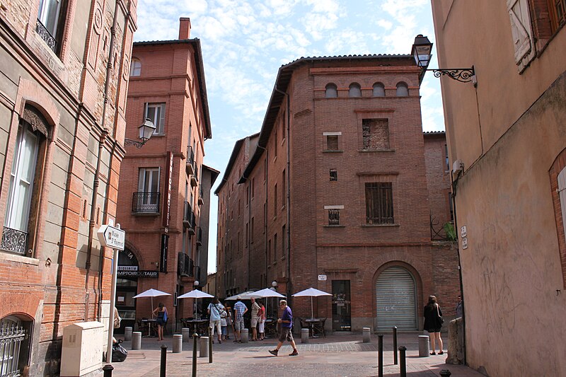 File:Toulouse - Rue du Taur depuis la Rue des Trois Renards.jpg