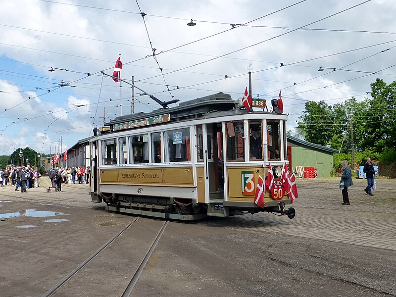 Fil:Tram parade at Sporvejsmuseet 01.JPG